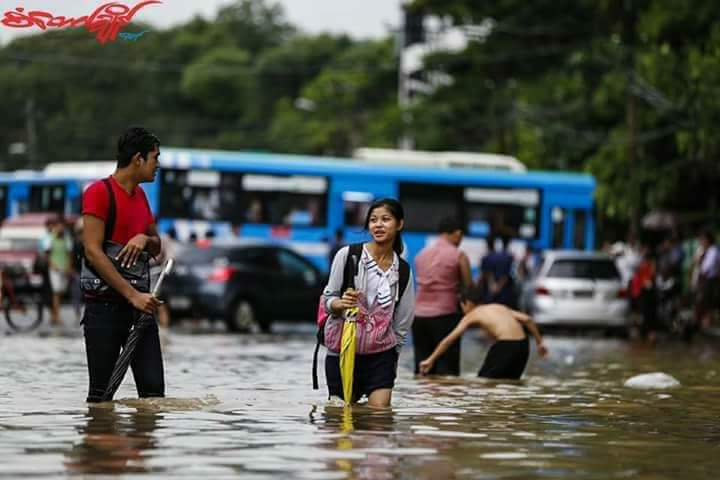 大雨でヤンゴンの道に水溢れている