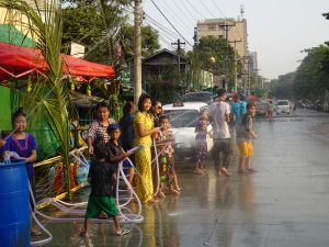 ミャンマー水かけ祭りの様子