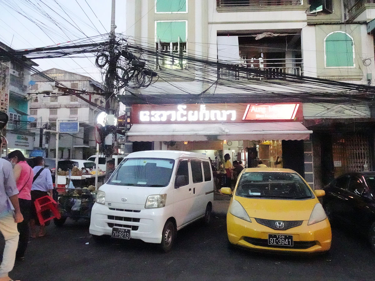 ヤンゴンではは徐々に再開している飲食店が増えてきました ミャンマー航空券販売センター